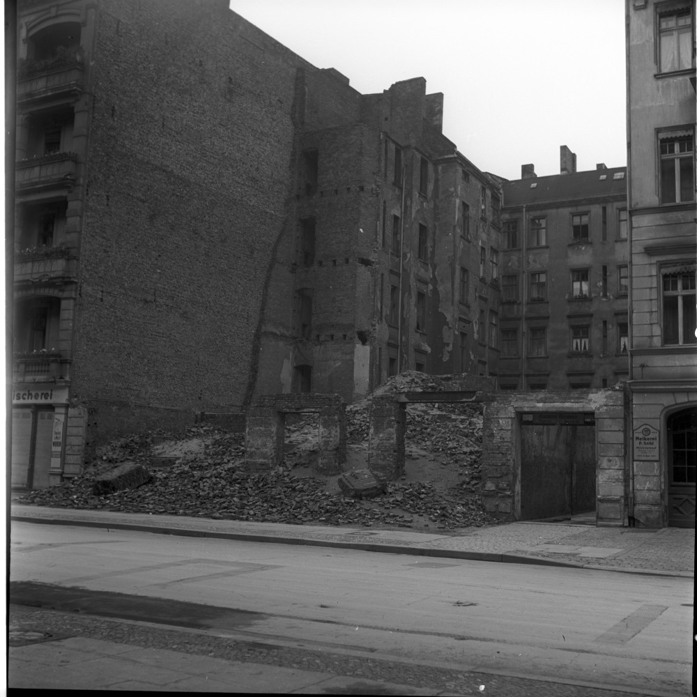 Negativ: Trümmer, Wartburgstraße 53, 1953 (Museen Tempelhof-Schöneberg/Herwarth Staudt CC BY-NC-SA)