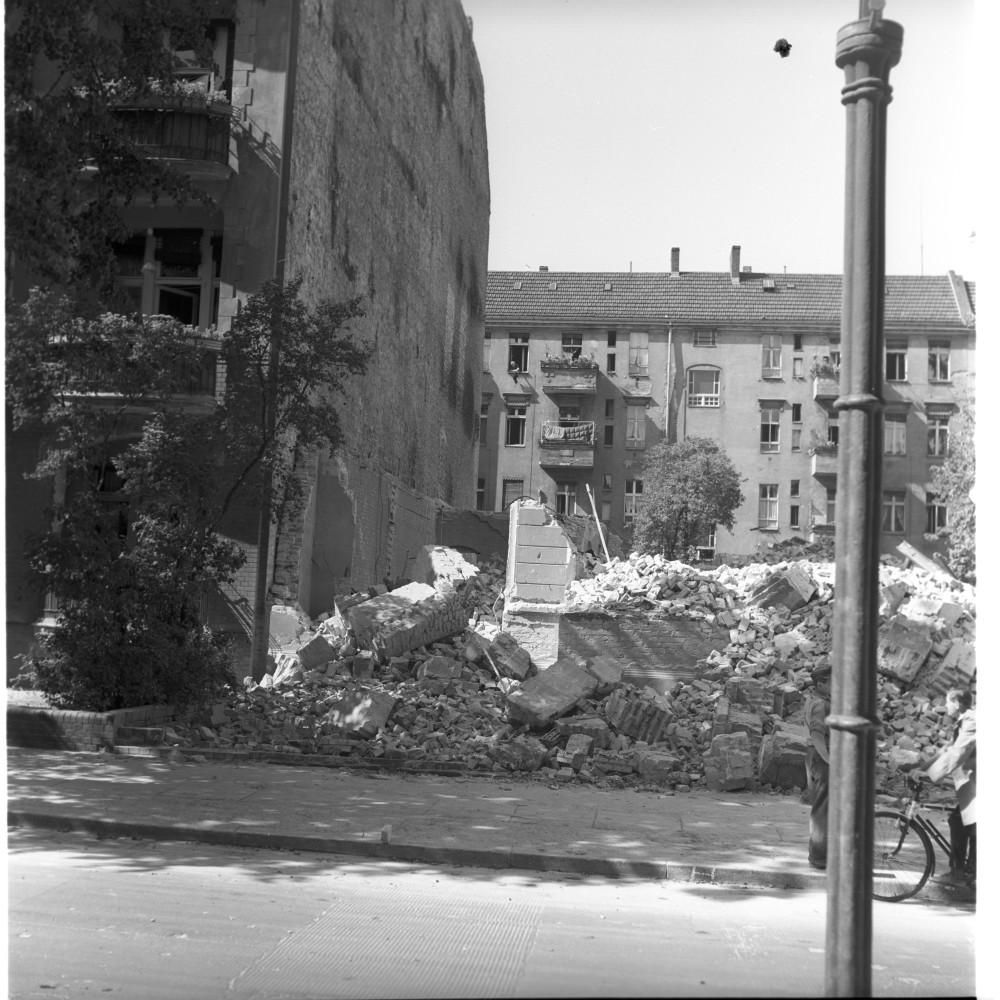 Negativ: Trümmer, Wielandstraße 6/7, 1953 (Museen Tempelhof-Schöneberg/Herwarth Staudt CC BY-NC-SA)
