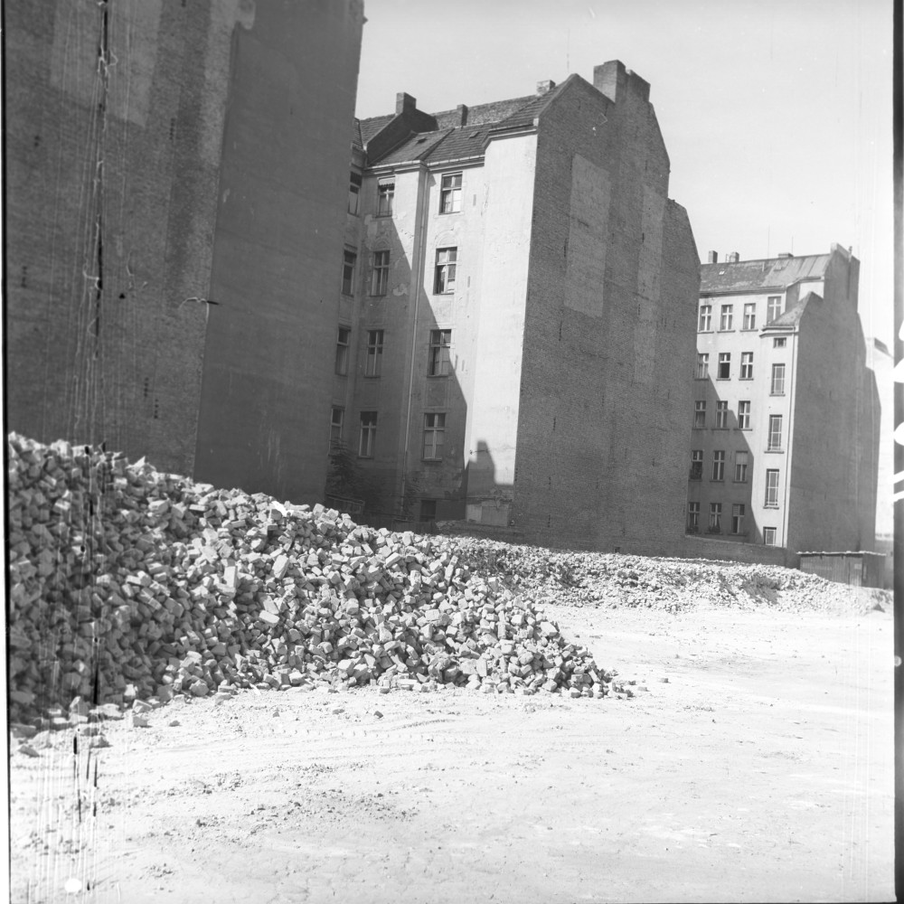 Negativ: Trümmer, Wormser Straße 11, 1953 (Museen Tempelhof-Schöneberg/Herwarth Staudt CC BY-NC-SA)