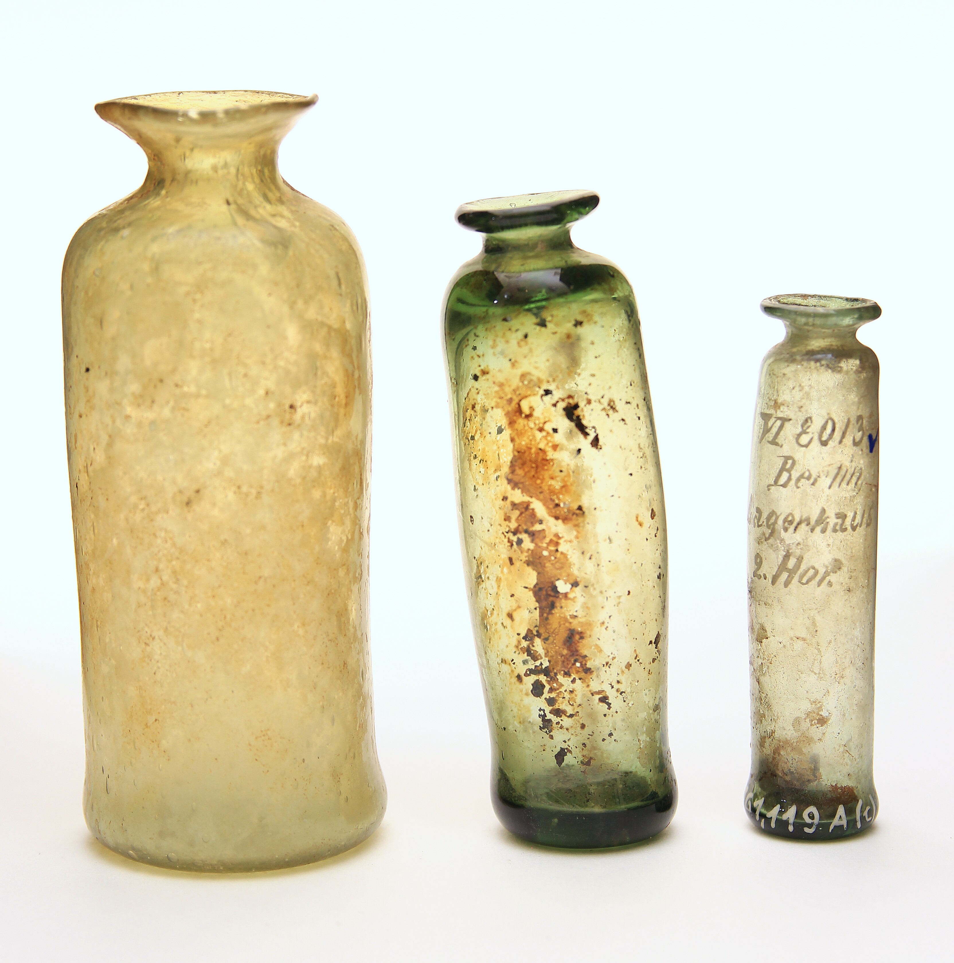 Drei kleine Medizinfläschchen, zylinderförmig (Stiftung Stadtmuseum Berlin CC BY-NC-SA)