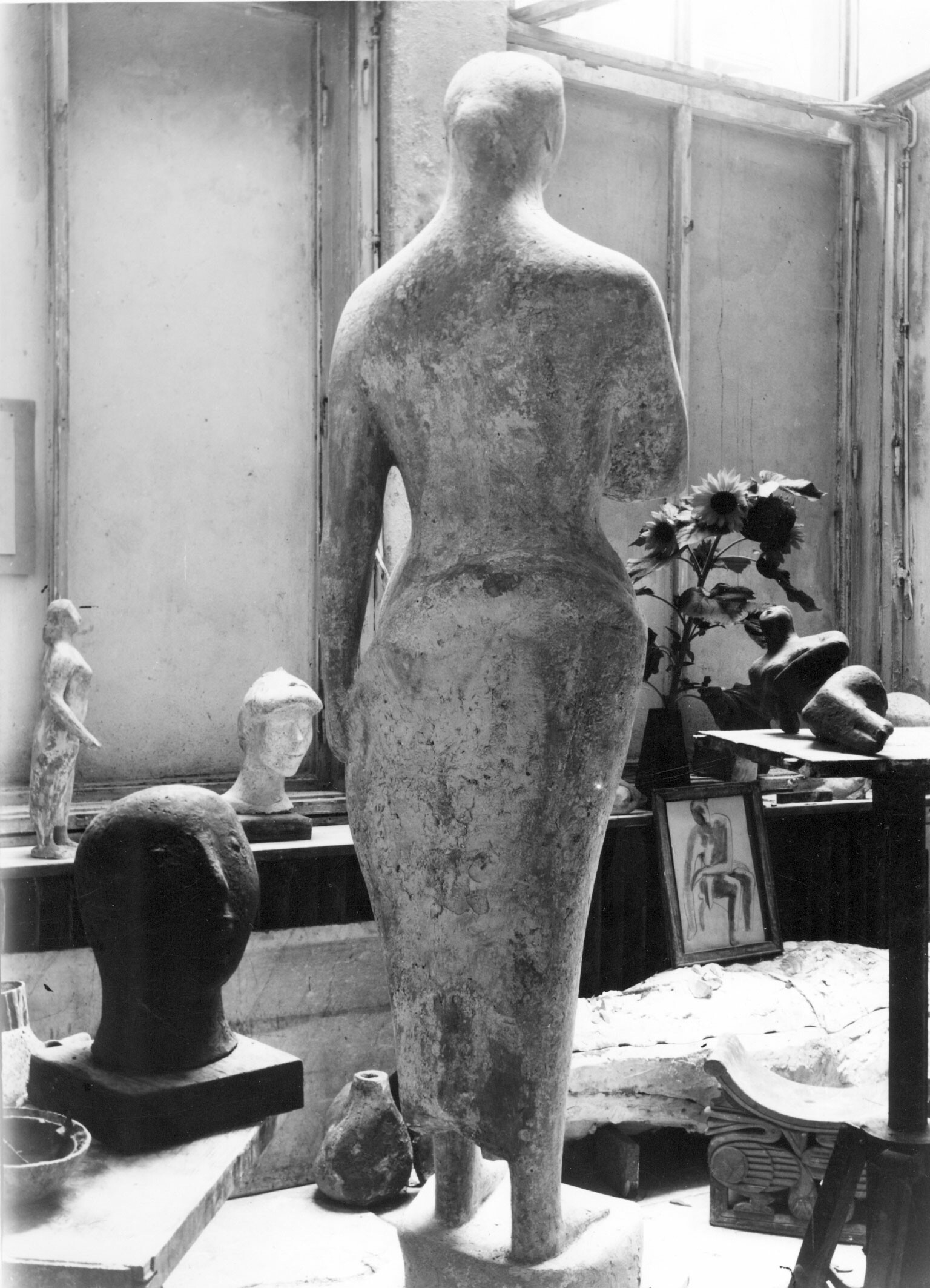 Atelieraufnahme mit Skulptur - Prof. Bernhard Heiliger, Atelier (1915-1995) (1) (Gerda Schimpf Fotoarchiv CC BY)