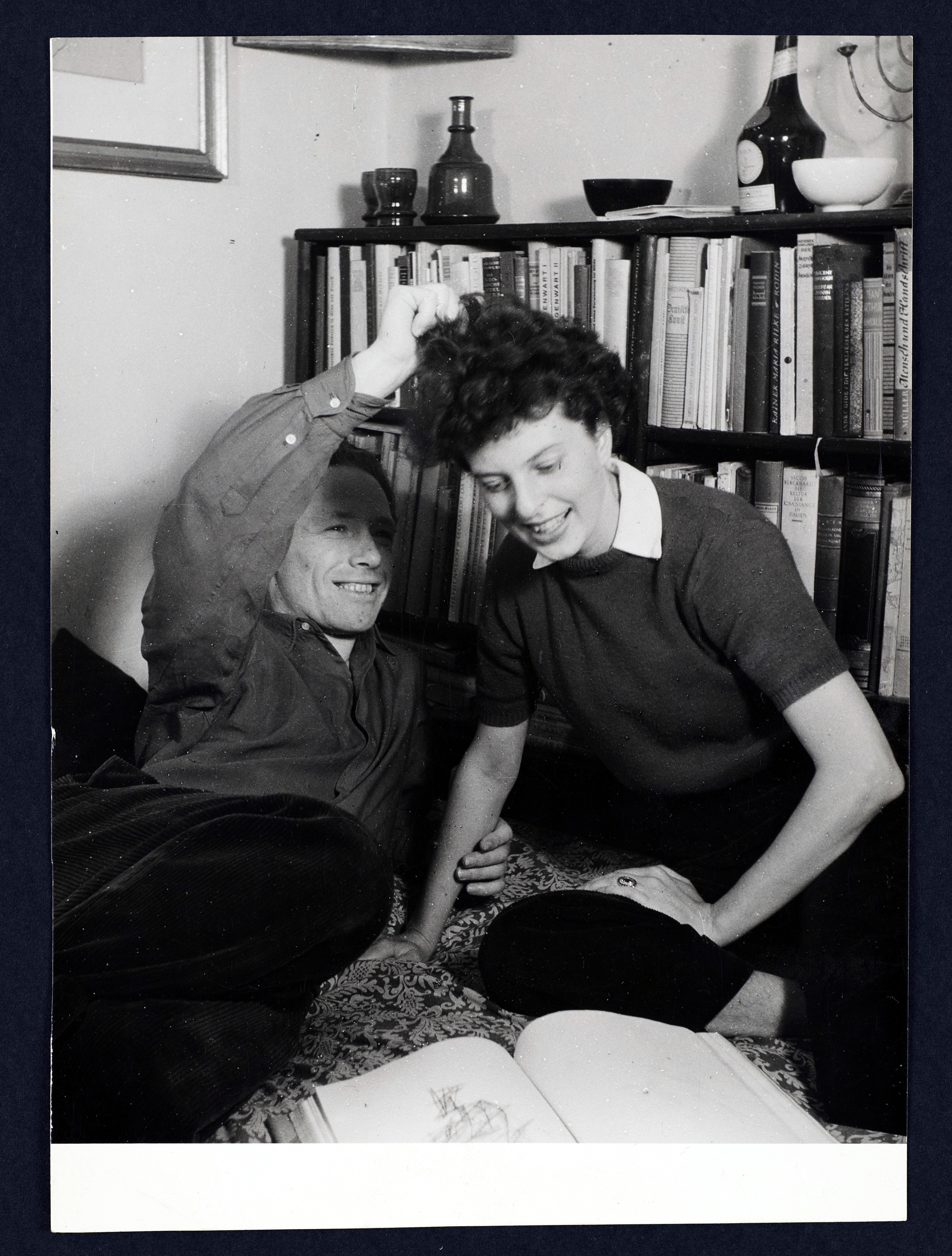 Künstlerporträt Heinz Trökes mit Frau Renée (1913-1997) (2) (Gerda Schimpf Fotoarchiv CC BY)