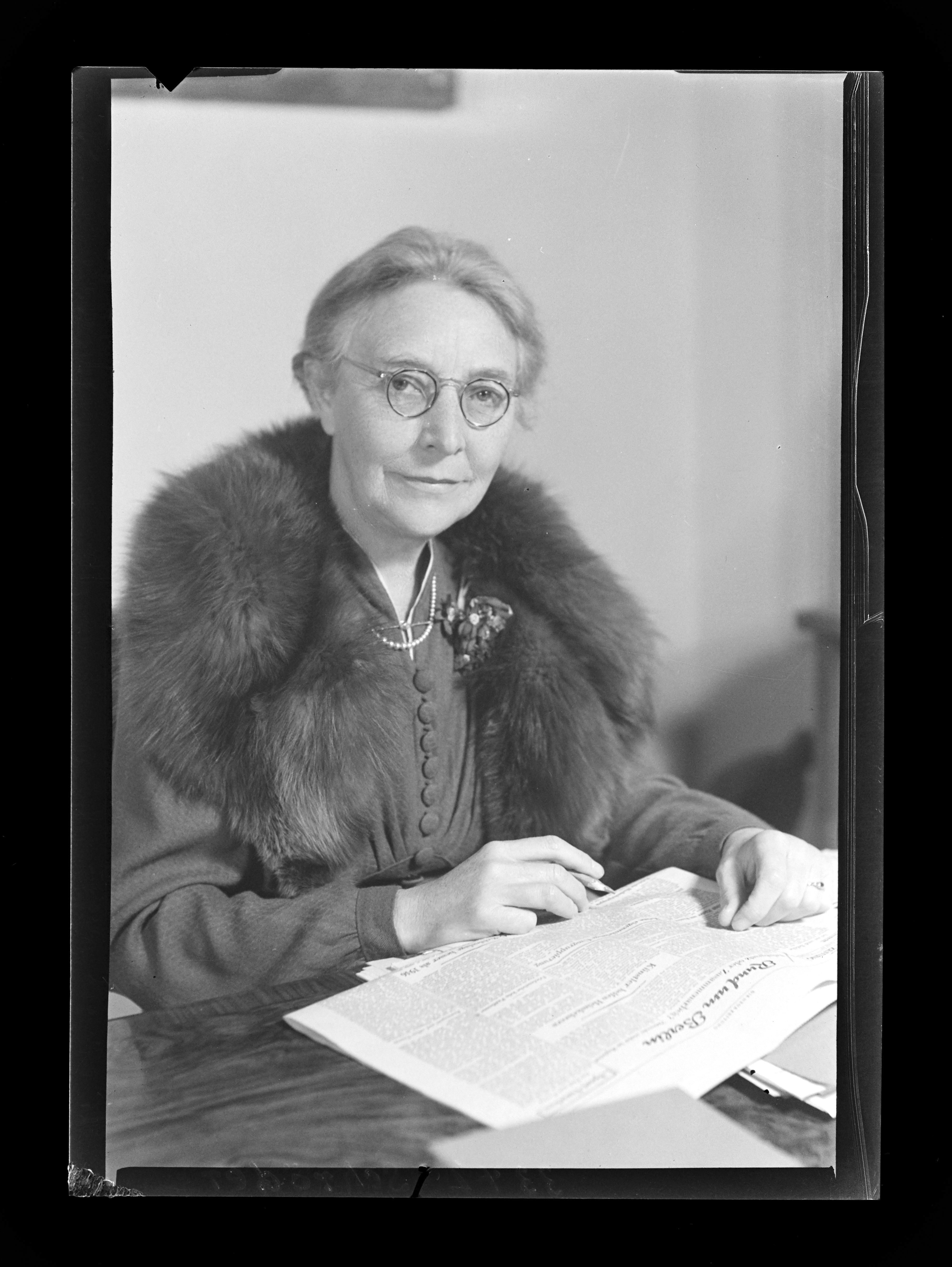 Politikerinnenporträt Louise Schroeder (1887-1957) (1) (Gerda Schimpf Fotoarchiv CC BY)