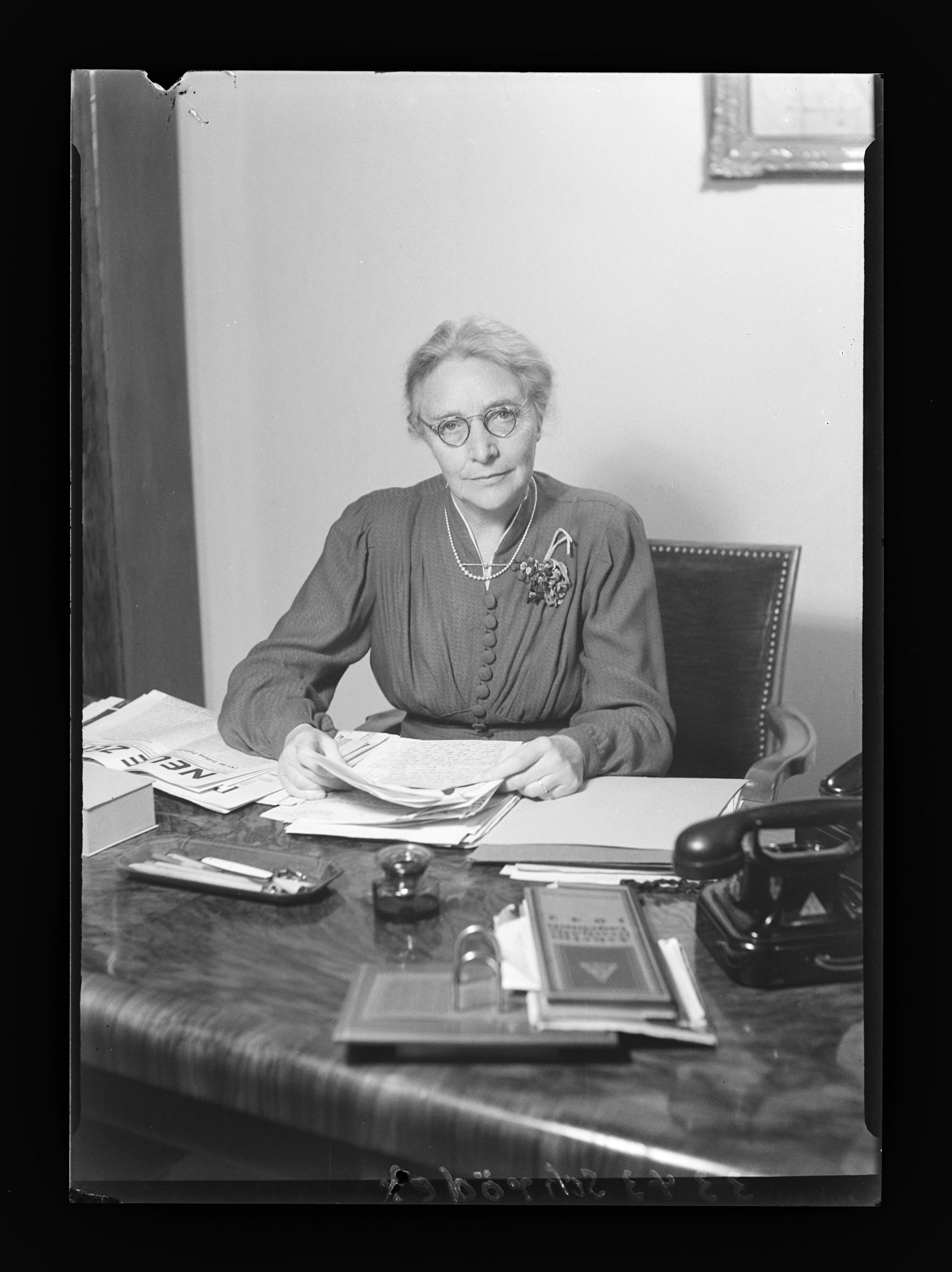 Politikerinnenporträt Louise Schroeder (1887-1957) (2) (Gerda Schimpf Fotoarchiv CC BY)
