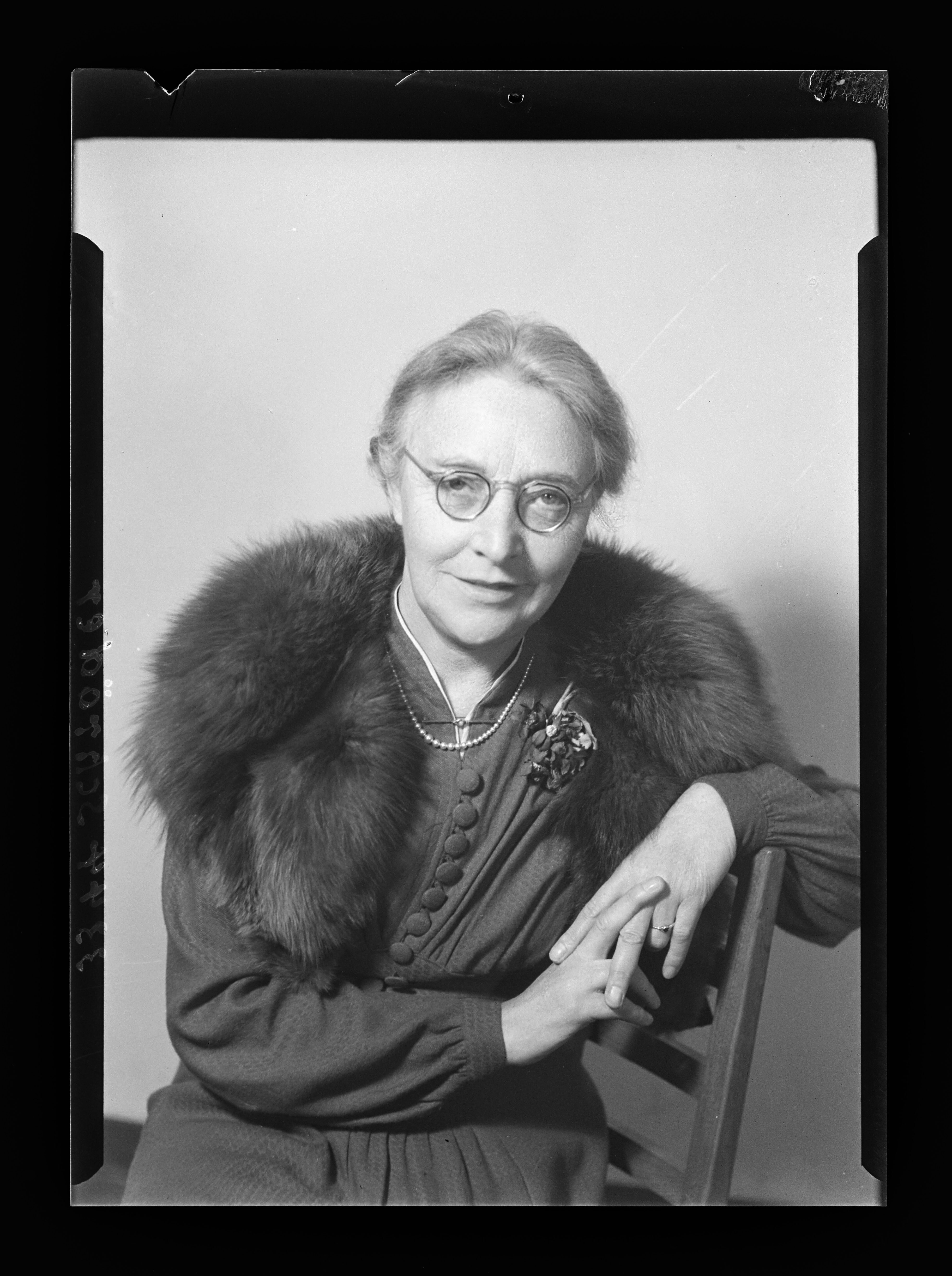 Politikerinnenporträt Louise Schroeder (1887-1957) (3) (Gerda Schimpf Fotoarchiv CC BY)