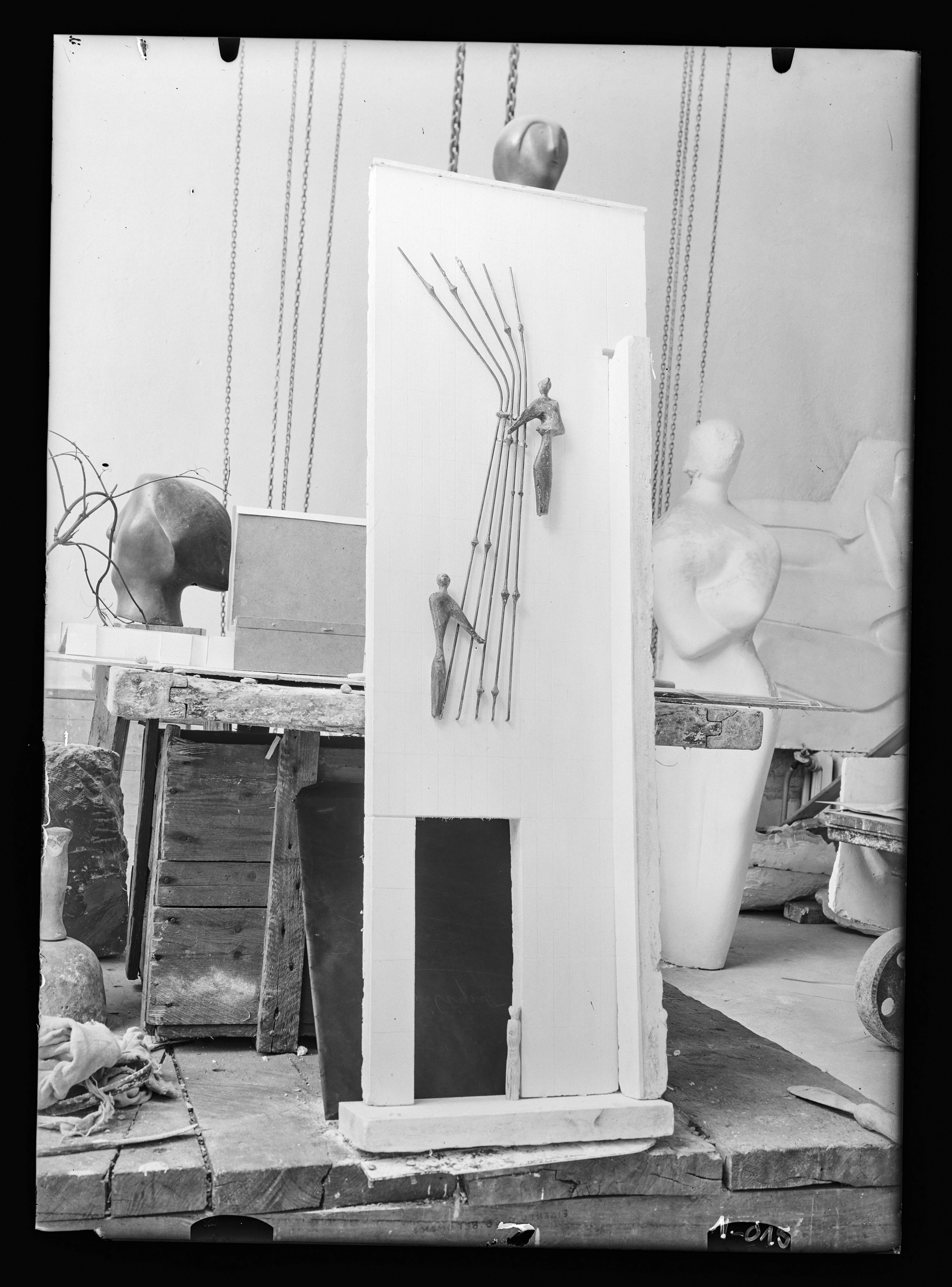 Atelieraufnahme - Prof. Bernhard Heiliger (1915-1995) (Gerda Schimpf Fotoarchiv CC BY)