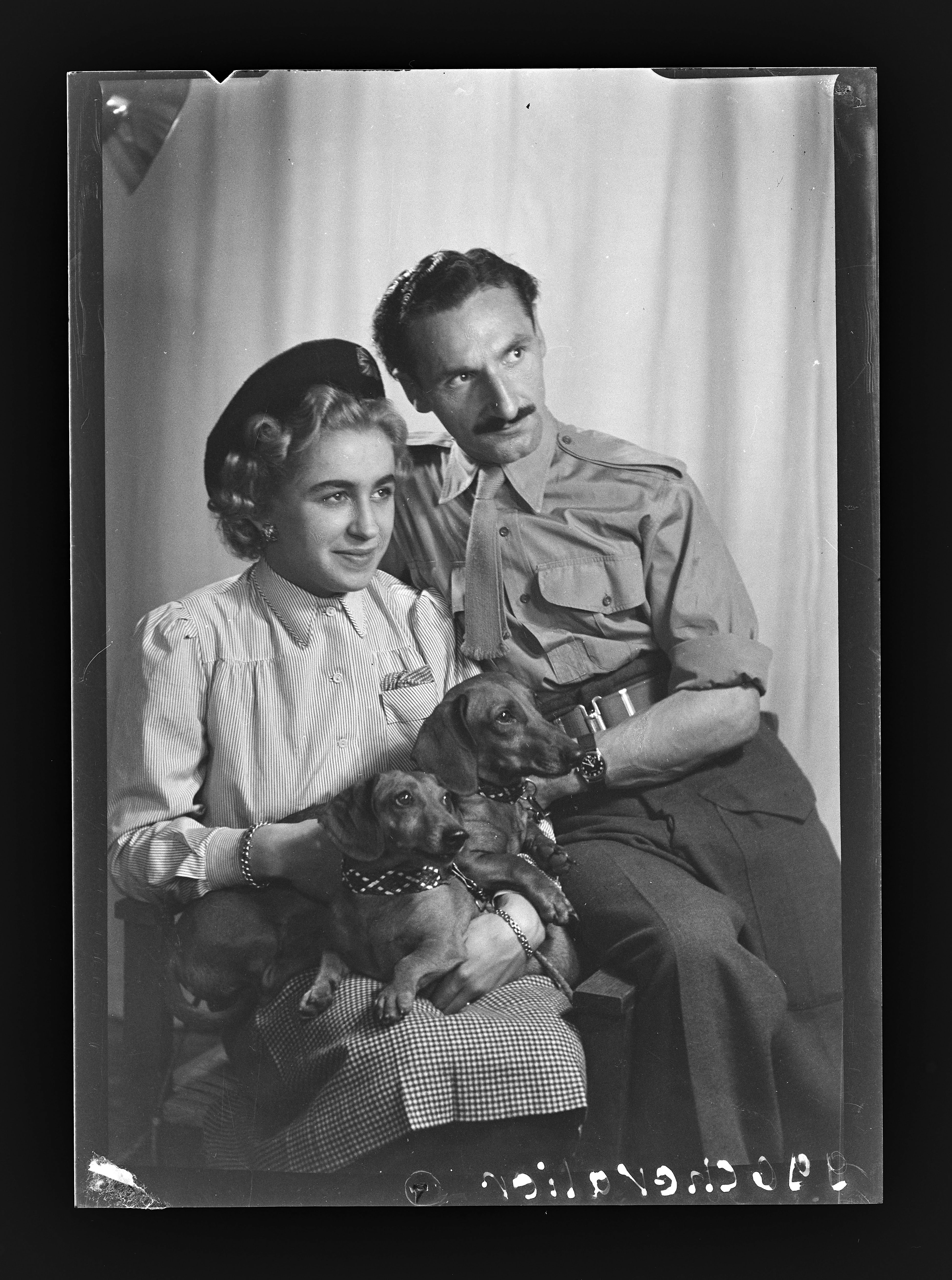 Alliiertenporträt Mr. und Mrs. Chevalier mit zwei Dackeln (2) (Gerda Schimpf Fotoarchiv CC BY)