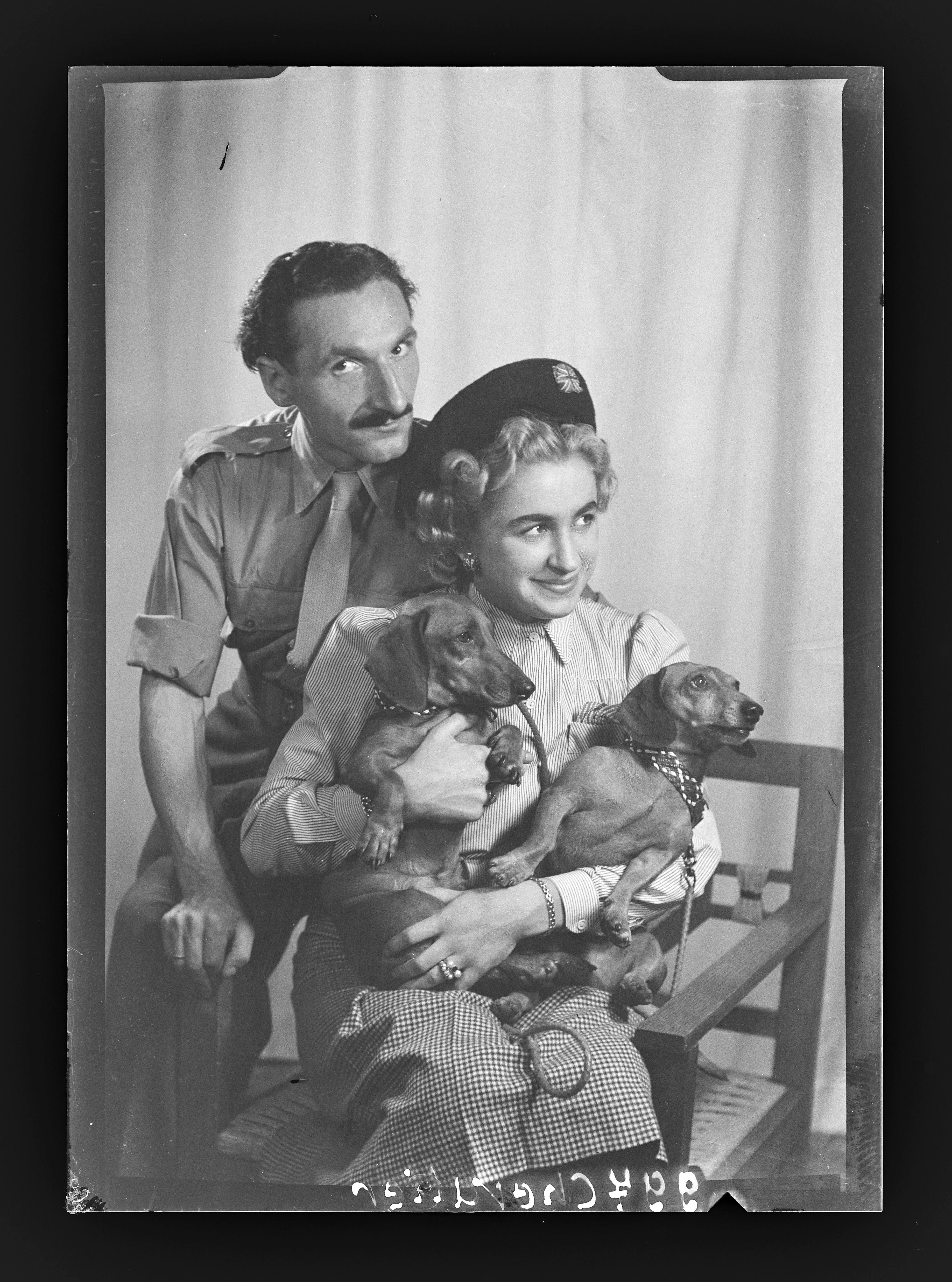 Alliiertenporträt Mr. und Mrs. Chevalier mit zwei Dackeln (1) (Gerda Schimpf Fotoarchiv CC BY)