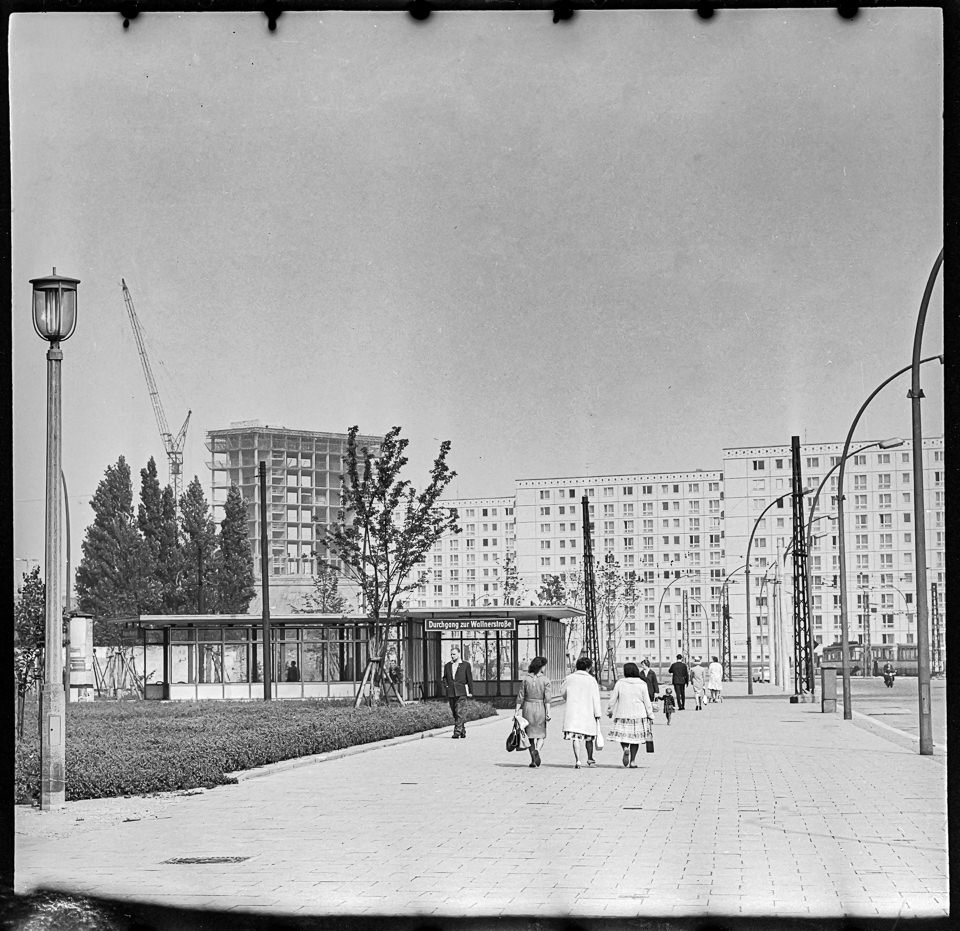 Blick von der Dircksenstraße Richtung Alexanderstraße, Anfang 1960er Jahre. SW-Foto © Kurt Schwarz. (www.industriesalon.de CC BY-NC-SA)