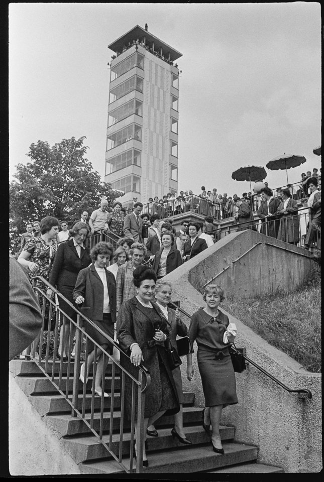 Tito Besuch 1965; Bild 1: Jovanka Broz, Gattin des jugoslawischen Staatschefs Tito, zu Besuch in Berlin am Müggelturm. SW-Foto, 09.06.1965 © Kurt Schw (www.industriesalon.de CC BY-NC-SA)