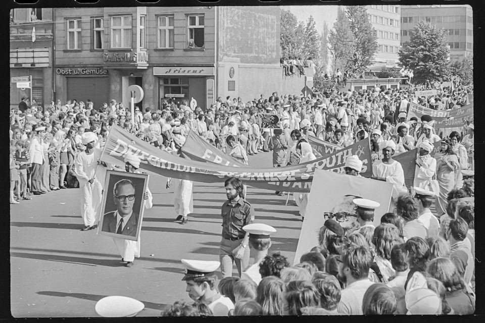 X. Weltfestspiele der Jugend und Studenten in Ostberlin 1973, Bild 2-E: Die sudanesische Delegation auf dem Weg zum Stadion der Weltjugend am Eröffnun (www.industriesalon.de CC BY-NC-SA)