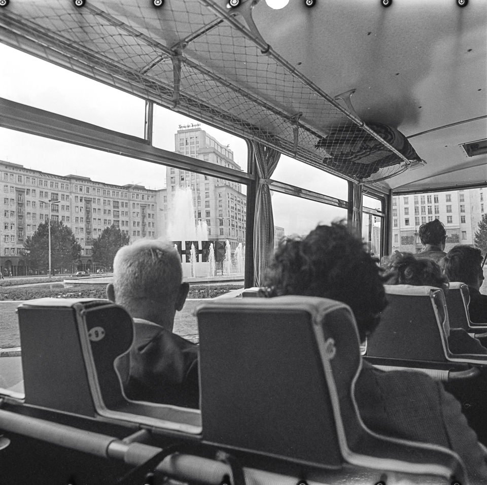 Stadtrundfahrt im Bus, 1968, Bild 1. SW-Foto © Kurt Schwarz. (www.industriesalon.de CC BY-NC-SA)