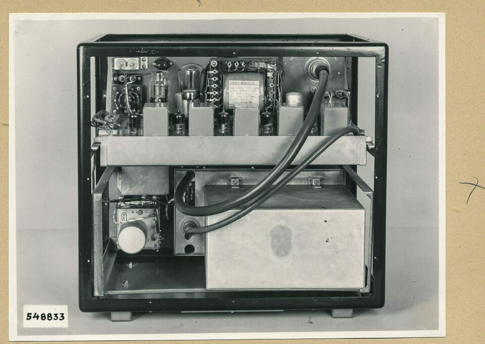 Feldstärkenmessgerät HF 2808a, Rückansicht; Foto 1954 (www.industriesalon.de CC BY-SA)