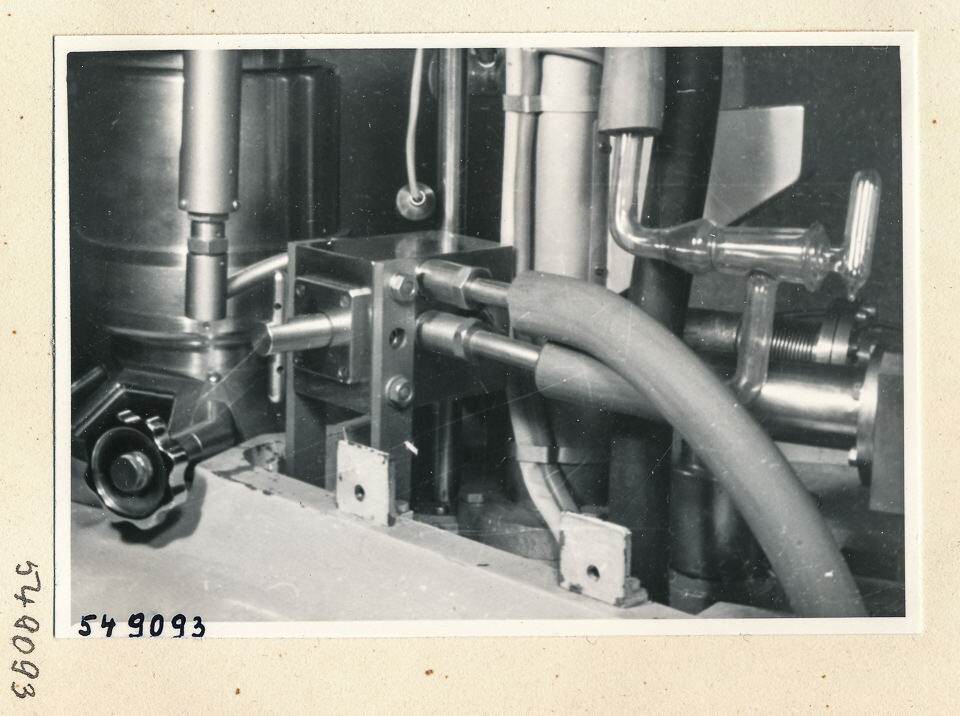 Elektronenmikroskop Zusammenbau, Bild 2; Foto 1954 (www.industriesalon.de CC BY-SA)