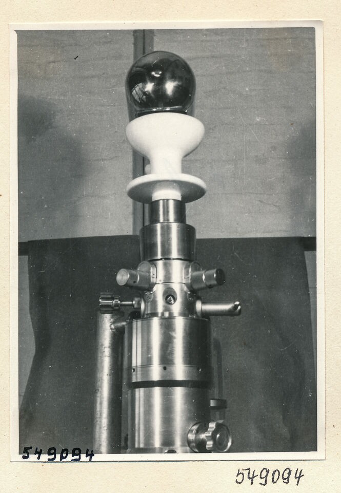 Elektronenmikroskop Zusammenbau, Bild 3; Foto 1954 (www.industriesalon.de CC BY-SA)