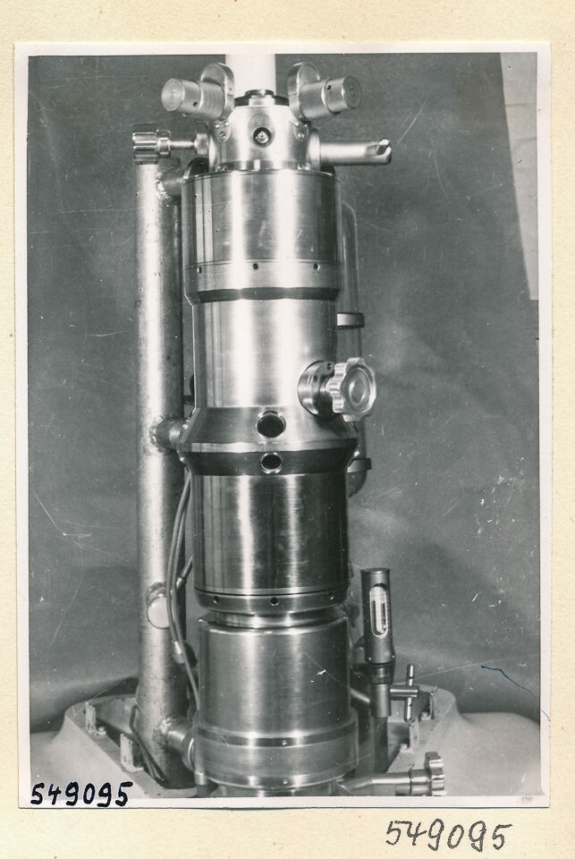 Elektronenmikroskop Zusammenbau, Bild 4; Foto 1954 (www.industriesalon.de CC BY-SA)