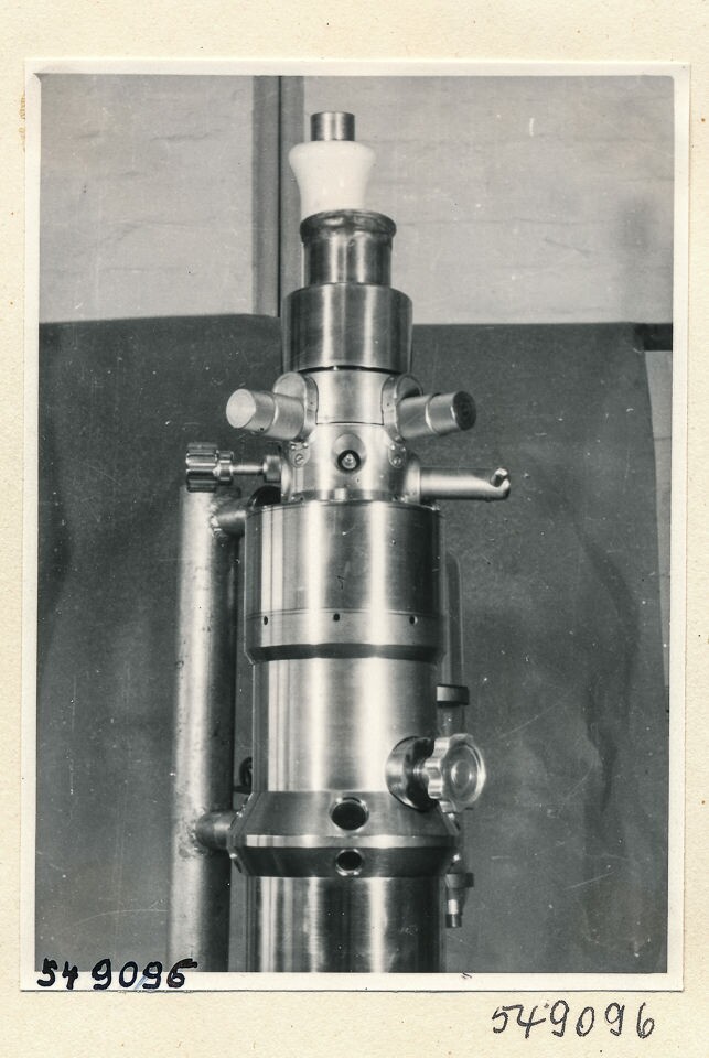 Elektronenmikroskop Zusammenbau, Bild 5; Foto 1954 (www.industriesalon.de CC BY-SA)
