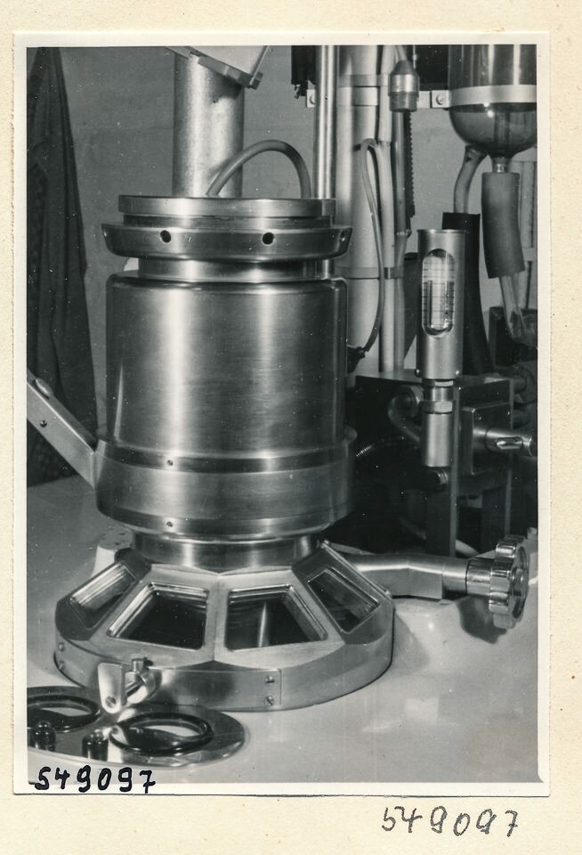 Elektronenmikroskop Zusammenbau, Bild 6; Foto 1954 (www.industriesalon.de CC BY-SA)