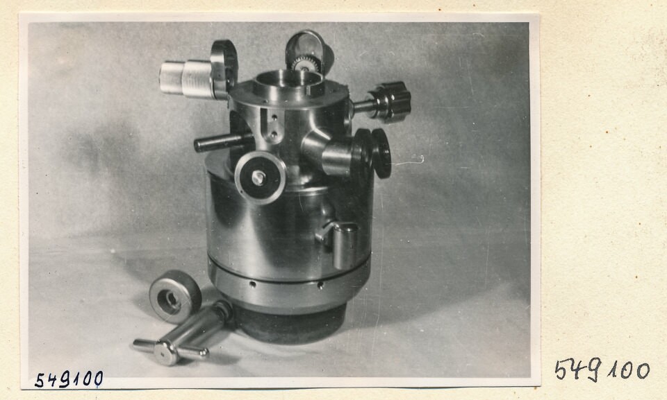 Elektronenmikroskop Zusammenbau, Bild 9; Foto 1954 (www.industriesalon.de CC BY-SA)