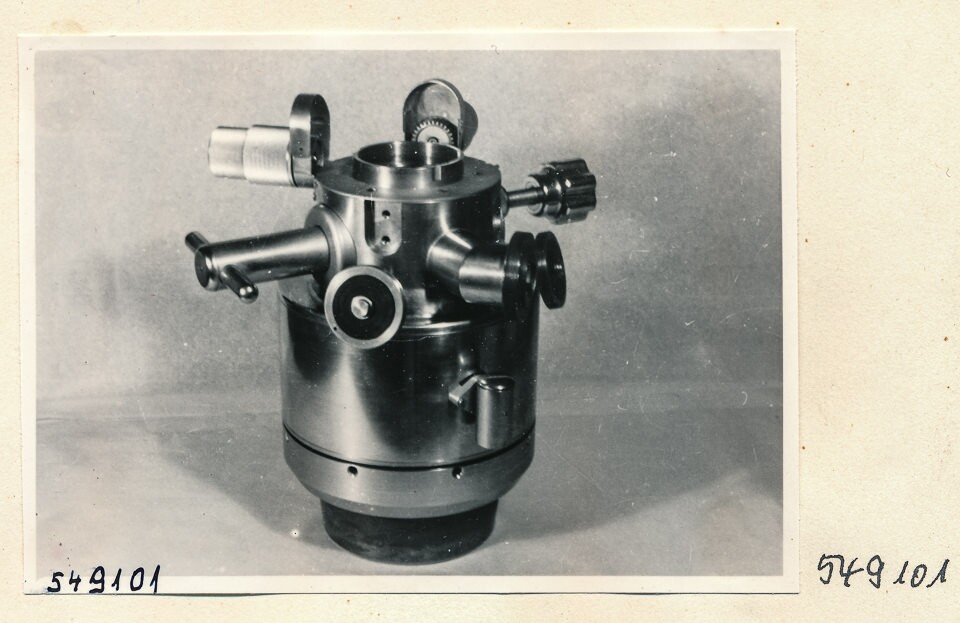 Elektronenmikroskop Zusammenbau, Bild 10; Foto 1954 (www.industriesalon.de CC BY-SA)