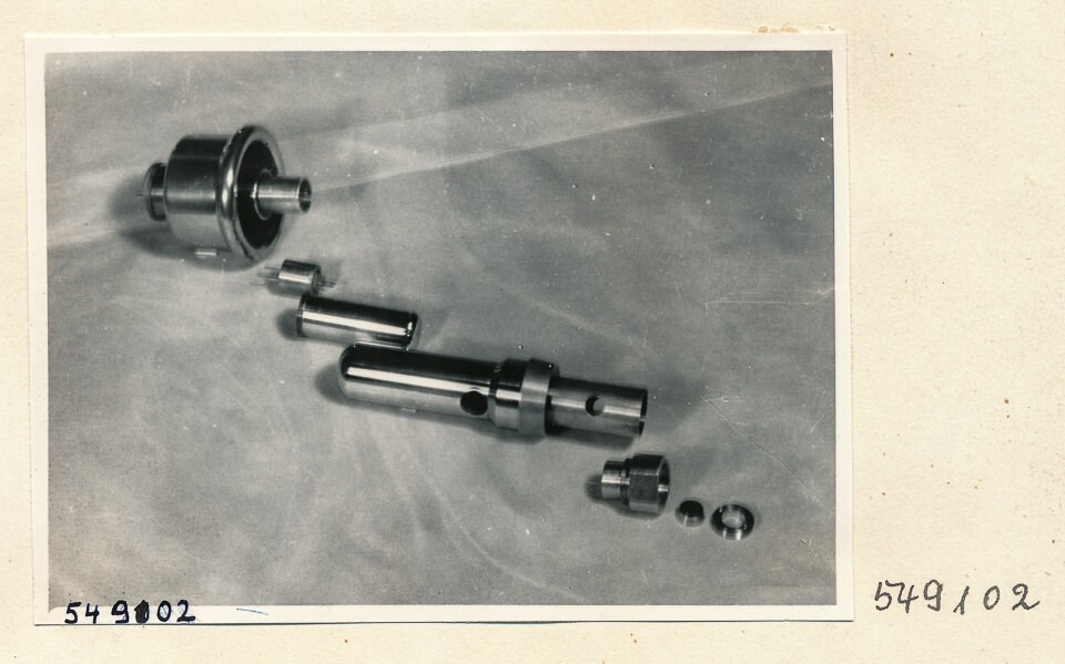 Elektronenmikroskop Zusammenbau, Bild 11; Foto 1954 (www.industriesalon.de CC BY-SA)