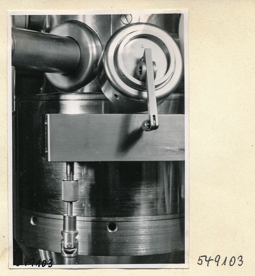 Elektronenmikroskop Zusammenbau, Bild 12; Foto 1954 (www.industriesalon.de CC BY-SA)