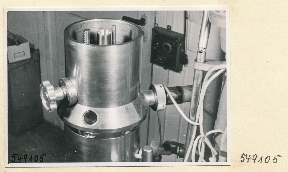 Elektronenmikroskop Zusammenbau, Bild 14; Foto 1954 (www.industriesalon.de CC BY-SA)