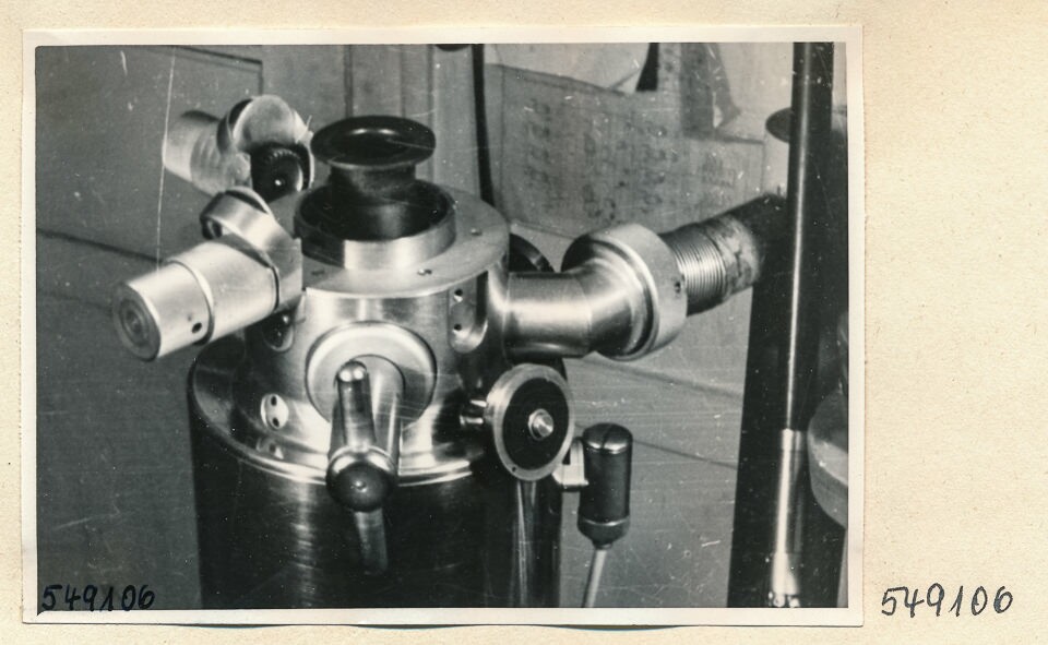 Elektronenmikroskop Zusammenbau, Bild 15; Foto 1954 (www.industriesalon.de CC BY-SA)