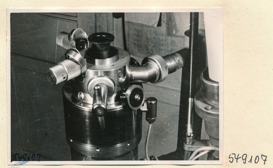 Elektronenmikroskop Zusammenbau, Bild 16; Foto 1954 (www.industriesalon.de CC BY-SA)