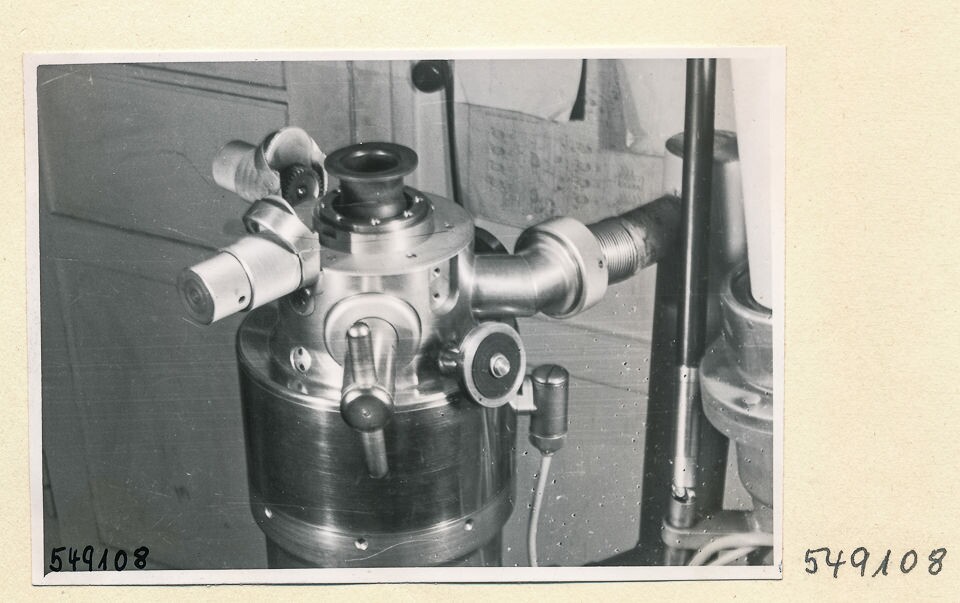 Elektronenmikroskop Zusammenbau, Bild 17; Foto 1954 (www.industriesalon.de CC BY-SA)