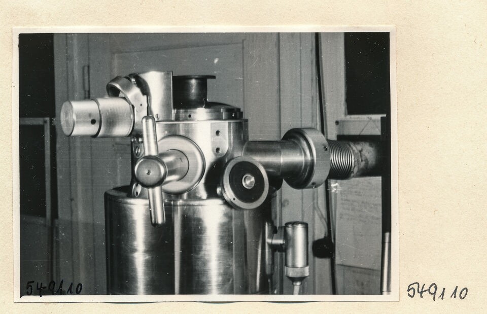 Elektronenmikroskop Zusammenbau, Bild 18; Foto 1954 (www.industriesalon.de CC BY-SA)