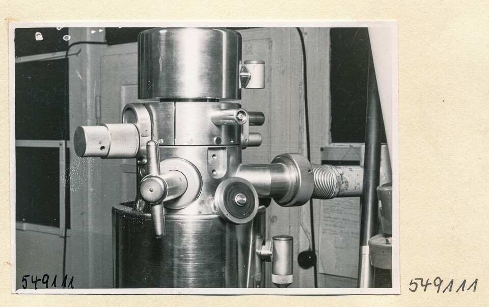 Elektronenmikroskop Zusammenbau, Bild 19; Foto 1954 (www.industriesalon.de CC BY-SA)