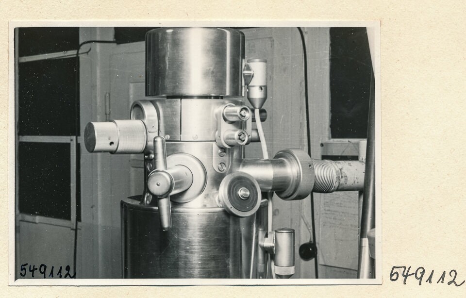 Elektronenmikroskop Zusammenbau, Bild 20; Foto 1954 (www.industriesalon.de CC BY-SA)