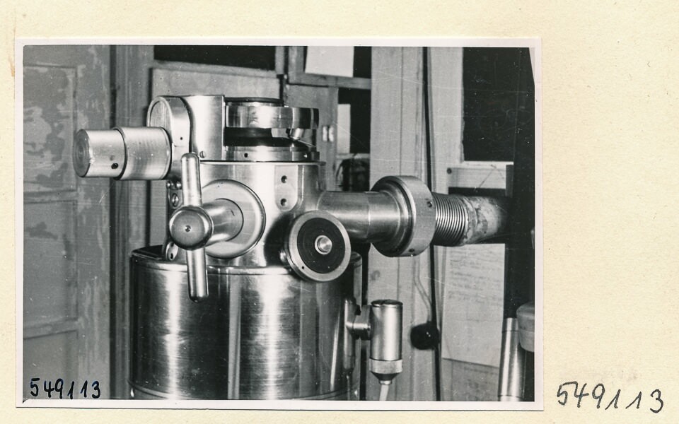 Elektronenmikroskop Zusammenbau, Bild 21; Foto 1954 (www.industriesalon.de CC BY-SA)