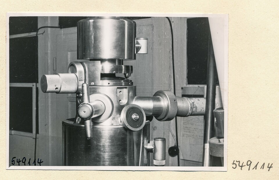 Elektronenmikroskop Zusammenbau, Bild 22; Foto 1954 (www.industriesalon.de CC BY-SA)