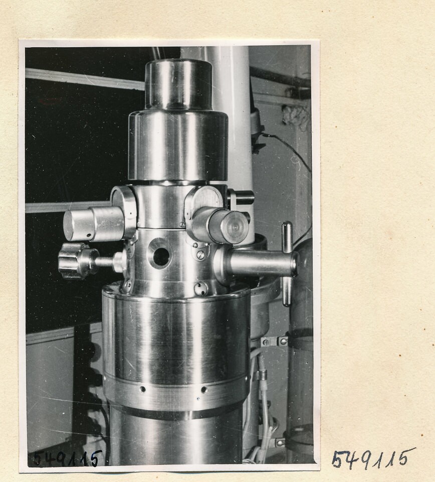 Elektronenmikroskop Zusammenbau, Bild 23; Foto 1954 (www.industriesalon.de CC BY-SA)
