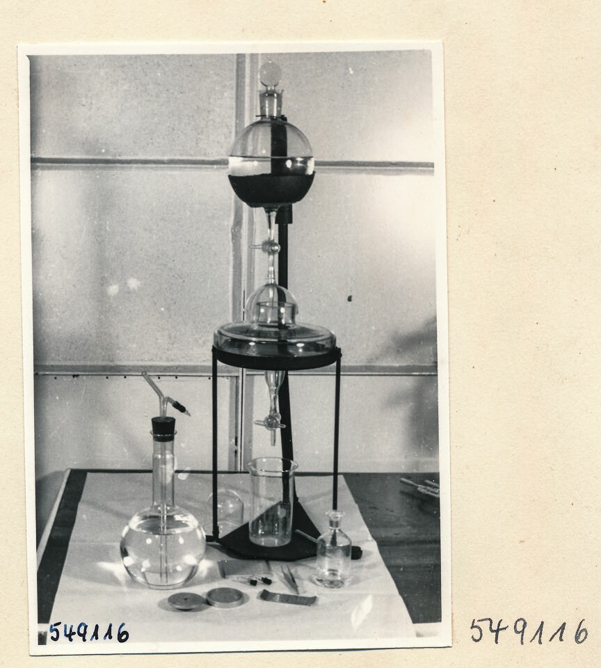 Elektronenmikroskop Zusammenbau, Bild 24; Foto 1954 (www.industriesalon.de CC BY-SA)