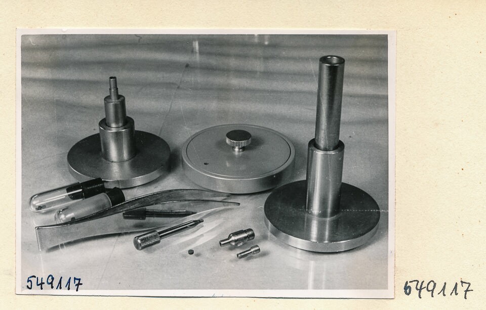 Elektronenmikroskop Zusammenbau, Bild 25; Foto 1954 (www.industriesalon.de CC BY-SA)