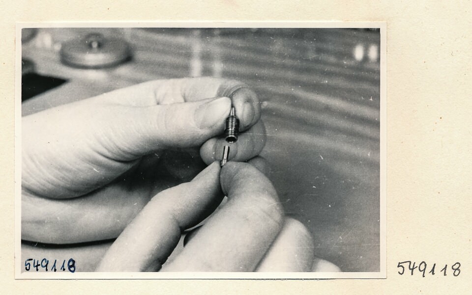 Elektronenmikroskop Zusammenbau, Bild 26; Foto 1954 (www.industriesalon.de CC BY-SA)