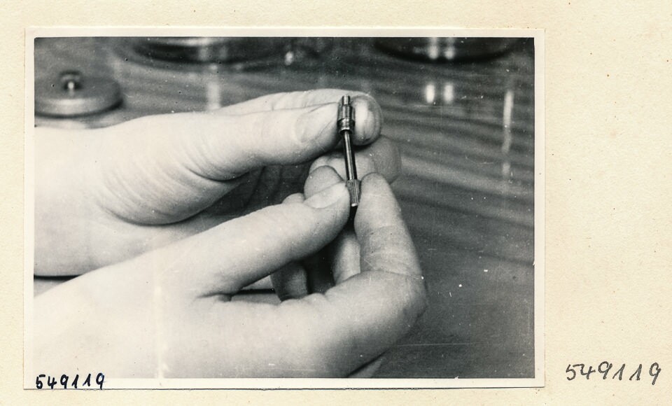 Elektronenmikroskop Zusammenbau, Bild 27; Foto 1954 (www.industriesalon.de CC BY-SA)