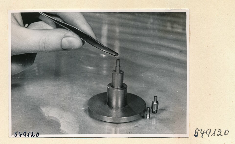Elektronenmikroskop Zusammenbau, Bild 28; Foto 1954 (www.industriesalon.de CC BY-SA)