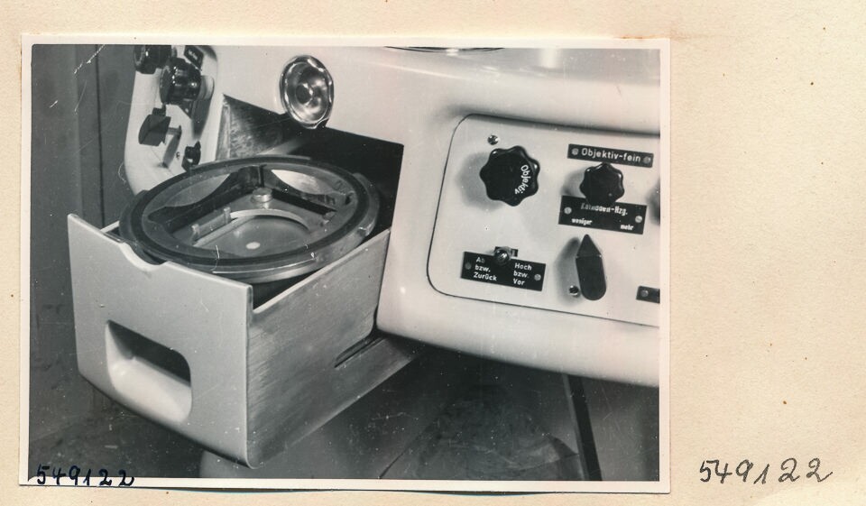 Elektronenmikroskop Zusammenbau, Bild 30; Foto 1954 (www.industriesalon.de CC BY-SA)