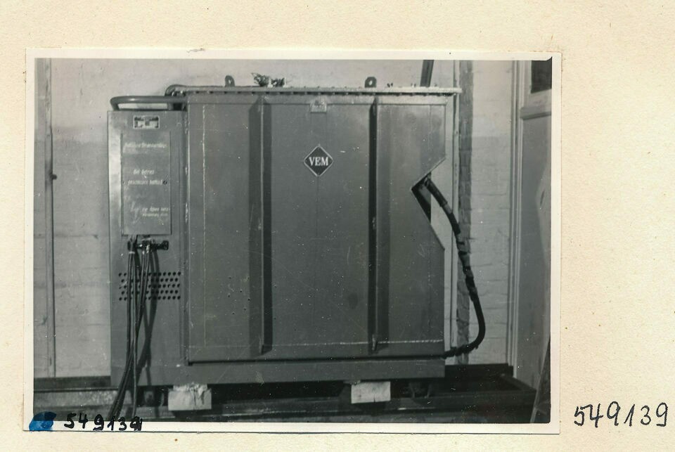 Schaltschrank für Stromversorgung ; Foto 1954 (www.industriesalon.de CC BY-SA)