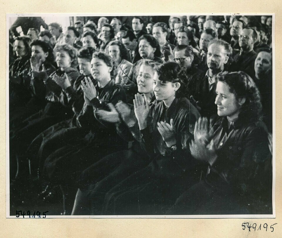 Besuch Molotows, Bild 17; Foto 1954 (www.industriesalon.de CC BY-SA)
