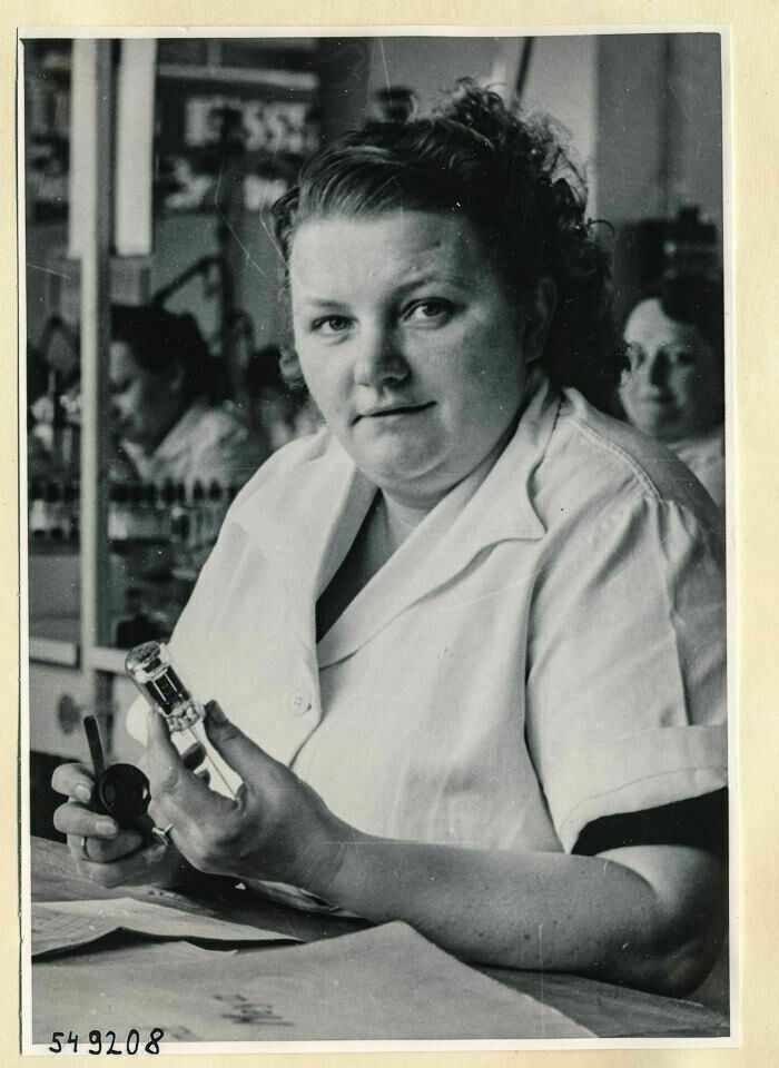 Martha Meya am Arbeitsplatz; Foto 1954 (www.industriesalon.de CC BY-NC-SA)