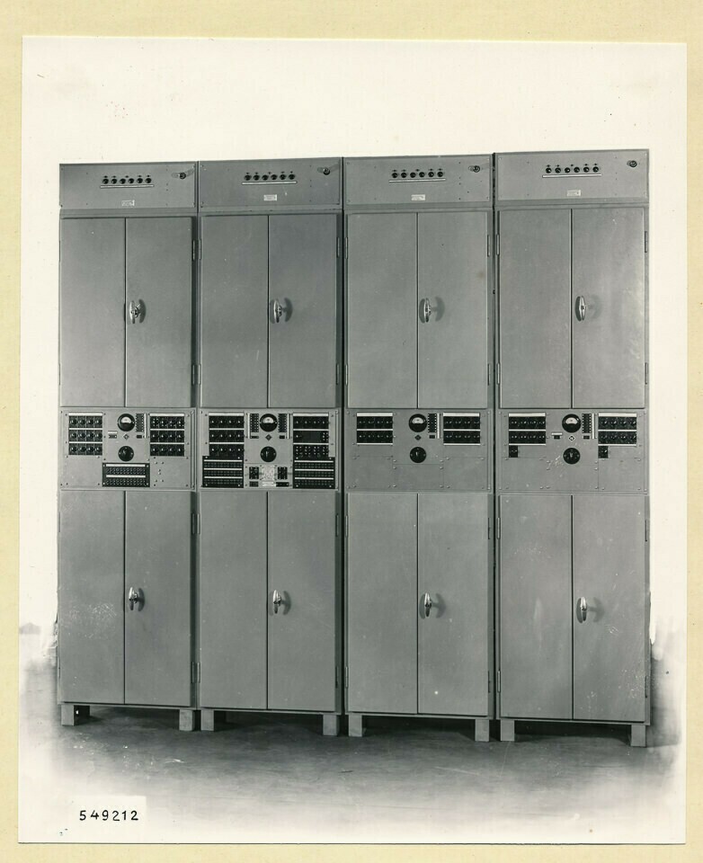 V 12-Anlage, Vorderseitegeschlossen; Foto 1954 (www.industriesalon.de CC BY-SA)