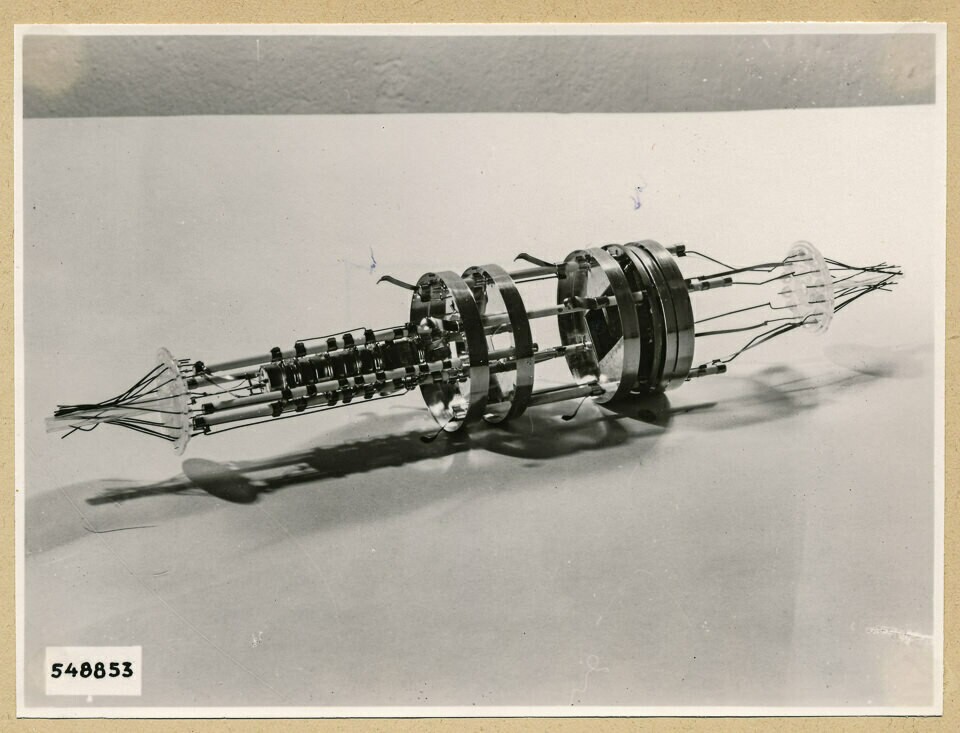 Röhrensystem; Foto 1954 (www.industriesalon.de CC BY-SA)
