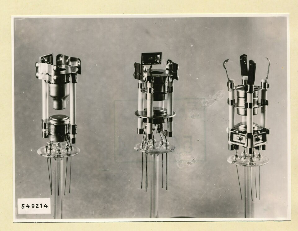 System der Bildröhre 23 L K 1 b, alte, zwischen, neue Ausführung; Foto 1954 (www.industriesalon.de CC BY-SA)