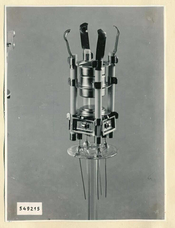 System der Bildröhre 23 L K 1 b, alte Ausführung; Foto 1954 (www.industriesalon.de CC BY-SA)