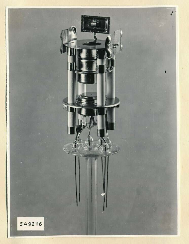 System der Bildröhre 23 L K 1 b, , zwischen Ausführung; Foto 1954 (www.industriesalon.de CC BY-SA)